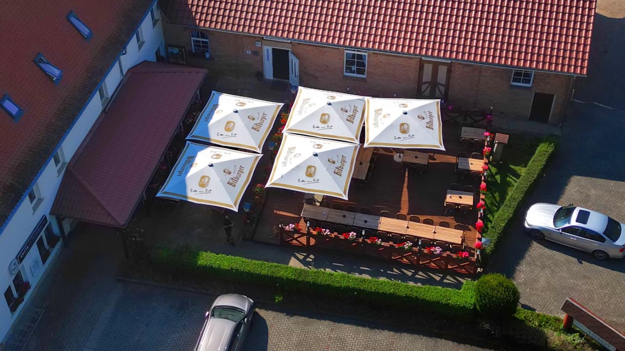 Luftaufnahme des Grundstücks mit Restaurantgebäude, Terrasse und Parkplatz